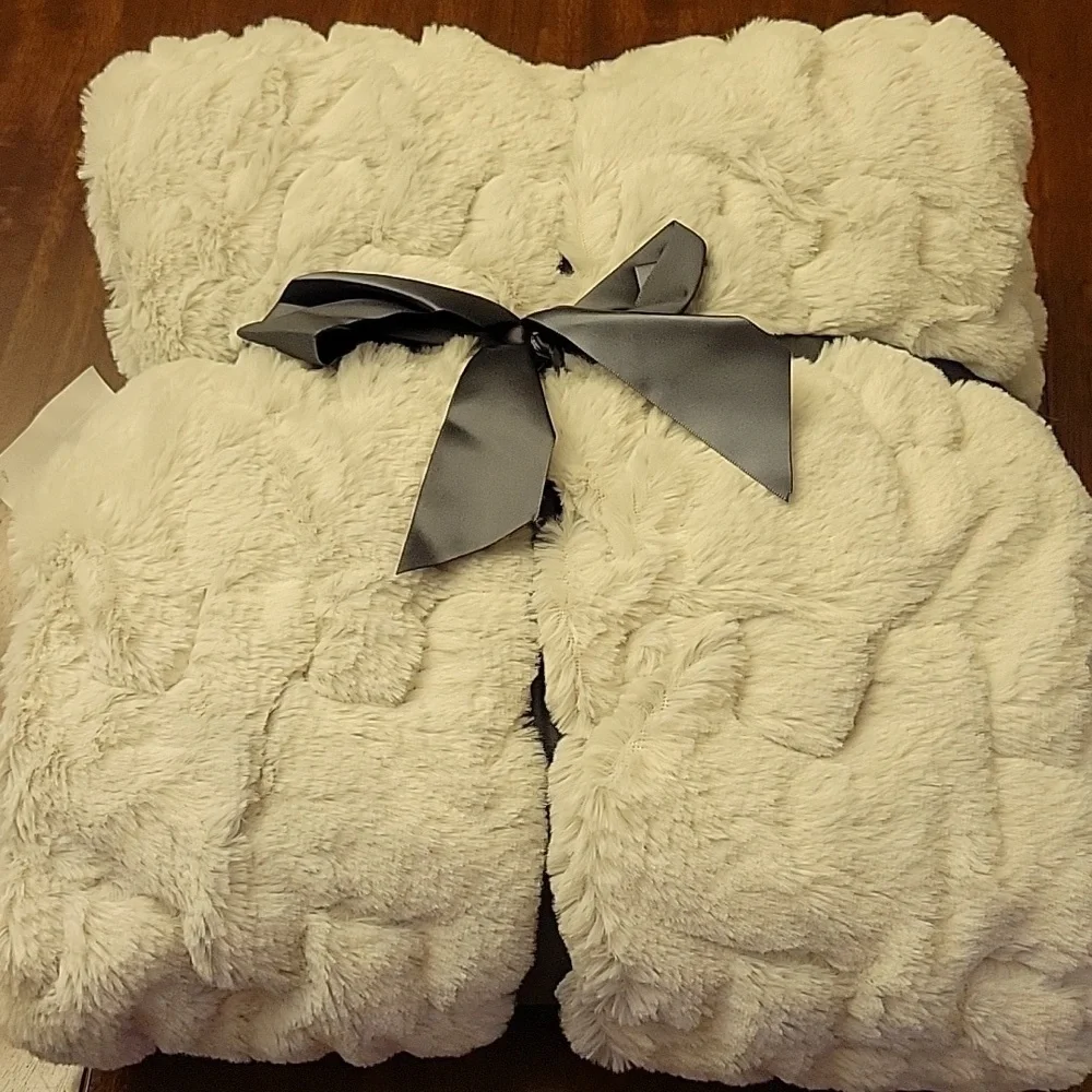 Luxurious Light Grey Textured Blanket NEW